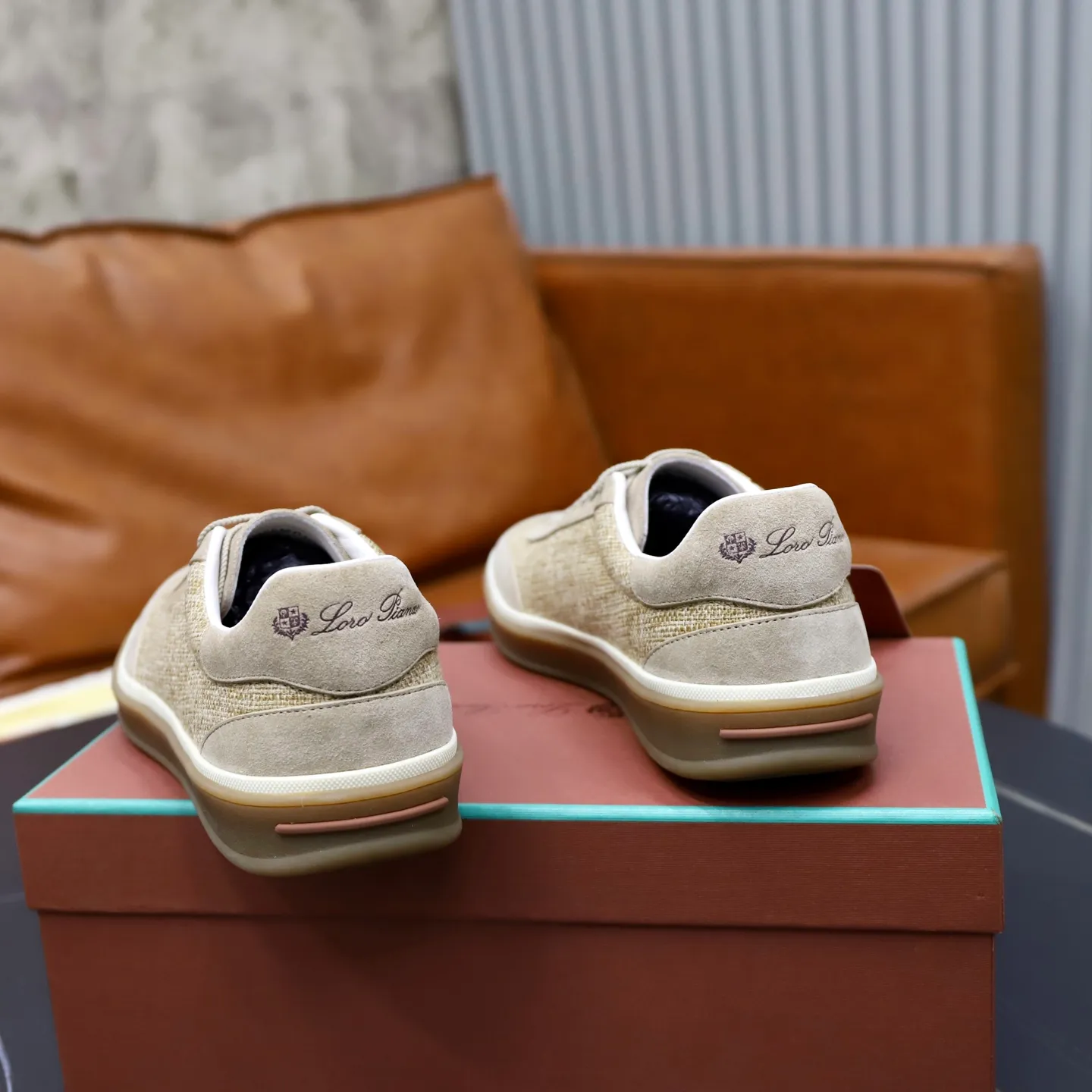 Ex-factory price: 540💰Loro Riana men’s moral training sneakers! Made from high-quality materials and designed in a low-cut silhouette, it offers an elegant and stylish look that's suitable for year-round wear. The unique double-layer sole aesthetic design, caramel cup-shaped outsole is decorated with off-white rubber trim, creating an attractive color combination. Pair with tailored pieces or jeans for a sophisticated yet casual look. The heel is decorated with soft cow leather tongue with Kummel color inserts and cotton laces with embossed LP logo. Upper: cow split suede stitching knitted fabric. Lining: original thickened soft sheepskin. Size: 38-39-40-41-42-43-44 (customized in 45.46)